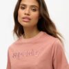 Κεντημένο T-shirt με λογότυπο Core, φαρδύ και χαλαρό Κεντημένο T-shirt με λογότυπο Core, φαρδύ και χαλαρό