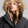 Μακρύ Hooded Puffer παλτό από συνθετική γούνα και ελαφριά επένδυση