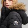 Μακρύ Hooded Puffer παλτό από συνθετική γούνα και ελαφριά επένδυση