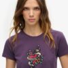 Μικρό εφαρμοστό T-shirt με τατουάζ και στρας