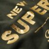 Πολυτελές T-shirt με μεταλλικό λογότυπο