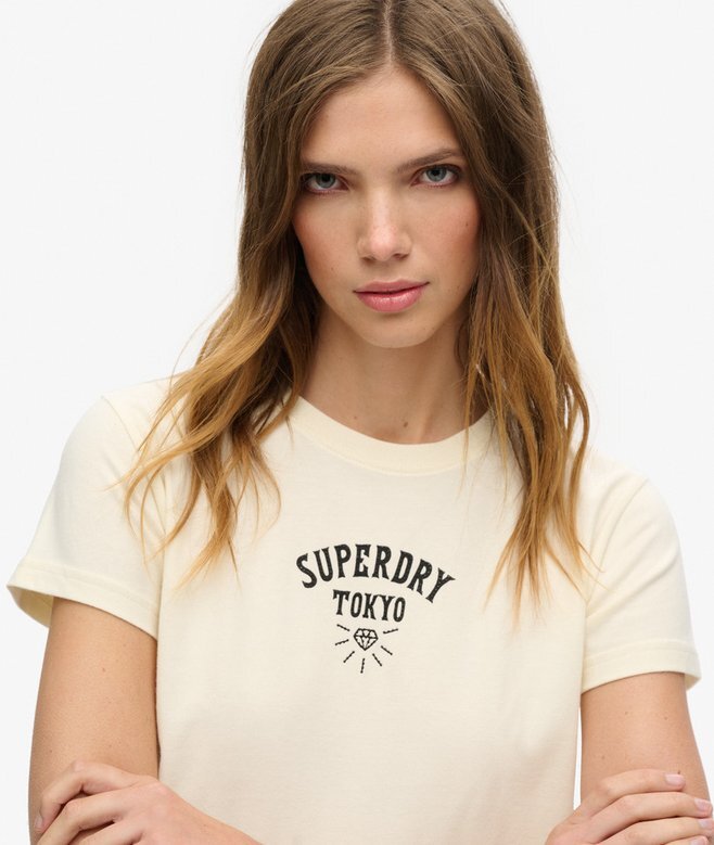 Στενό T-shirt με τατουάζ και στρας Στενό T-shirt με τατουάζ και στρας