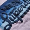 T-shirt με ρίγες και λογότυπο Cali