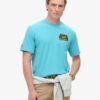 T-shirt με στάμπα «Travel Postcard Chest» T-shirt με στάμπα «Travel Postcard Chest»