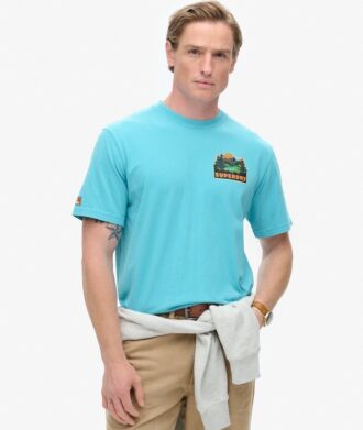 T-shirt με στάμπα «Travel Postcard Chest» T-shirt με στάμπα «Travel Postcard Chest»