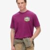 T-shirt με στάμπα «Travel Postcard Chest» T-shirt με στάμπα «Travel Postcard Chest»