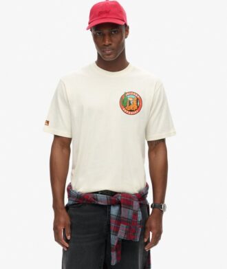 T-shirt με στάμπα «Travel Postcard Chest» T-shirt με στάμπα «Travel Postcard Chest»