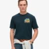 T-shirt με στάμπα «Travel Postcard Chest»