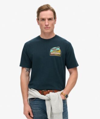 T-shirt με στάμπα «Travel Postcard Chest» T-shirt με στάμπα «Travel Postcard Chest»