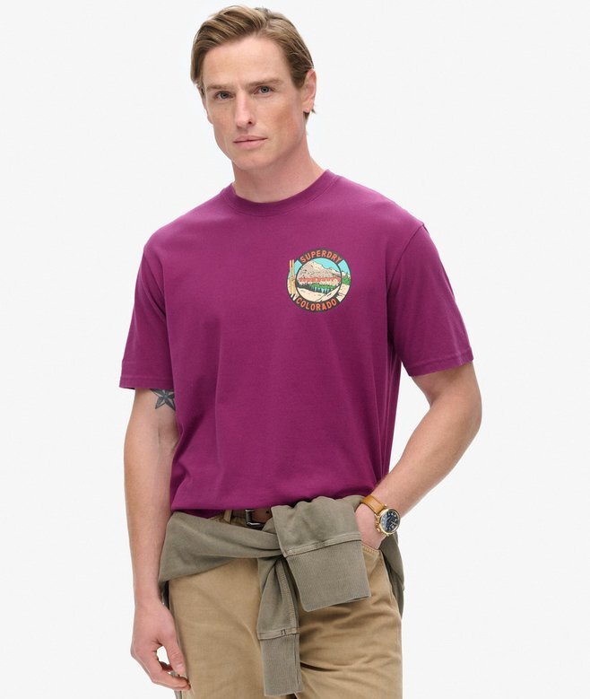 T-shirt με στάμπα «Travel Postcard Chest» T-shirt με στάμπα «Travel Postcard Chest»