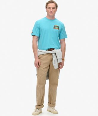 T-shirt με στάμπα «Travel Postcard Chest» T-shirt με στάμπα «Travel Postcard Chest»