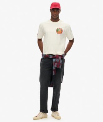 T-shirt με στάμπα «Travel Postcard Chest» T-shirt με στάμπα «Travel Postcard Chest»