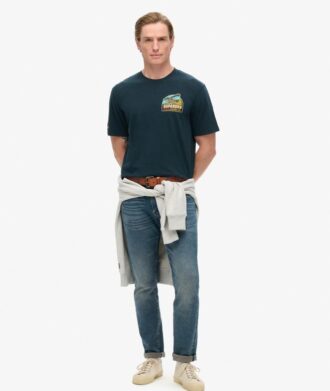 T-shirt με στάμπα «Travel Postcard Chest» T-shirt με στάμπα «Travel Postcard Chest»