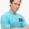 T-shirt με στάμπα «Travel Postcard Chest» T-shirt με στάμπα «Travel Postcard Chest»