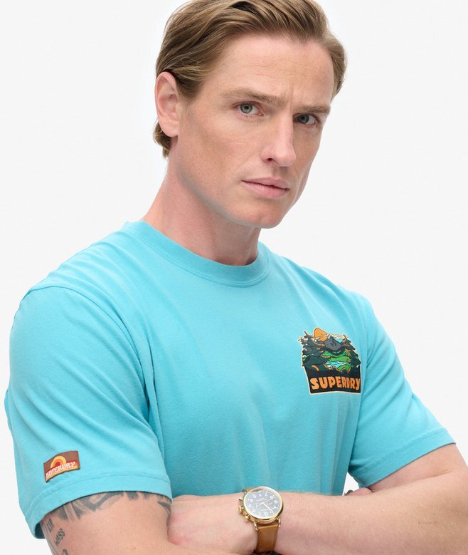 T-shirt με στάμπα «Travel Postcard Chest» T-shirt με στάμπα «Travel Postcard Chest»