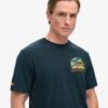 T-shirt με στάμπα «Travel Postcard Chest»