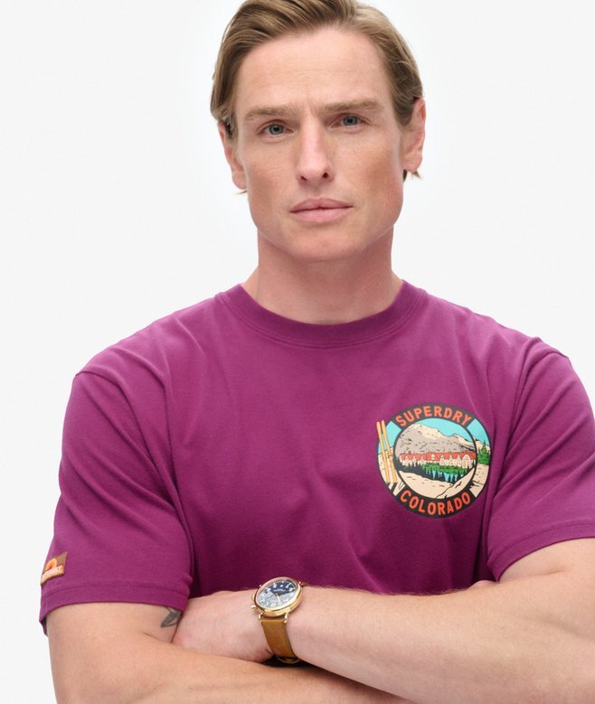 T-shirt με στάμπα «Travel Postcard Chest» T-shirt με στάμπα «Travel Postcard Chest»
