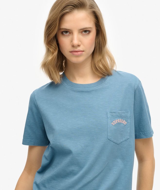 T-shirt με τσέπη και βαμμένο λογότυπο T-shirt με τσέπη και βαμμένο λογότυπο