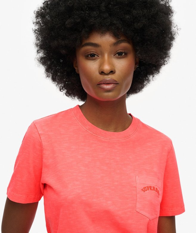 T-shirt με τσέπη και βαμμένο λογότυπο T-shirt με τσέπη και βαμμένο λογότυπο