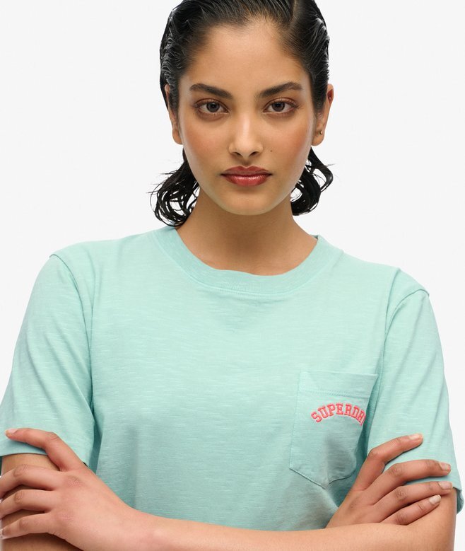 T-shirt με τσέπη και βαμμένο λογότυπο T-shirt με τσέπη και βαμμένο λογότυπο