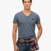 T-shirt με V λαιμόκοψη και λογότυπο Organic Cotton Essential