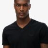 T-shirt με V λαιμόκοψη και λογότυπο Organic Cotton Essential