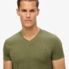 T-shirt με V λαιμόκοψη και λογότυπο Organic Cotton Essential