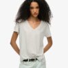 T-shirt με V-neck και κεντημένο σχέδιο T-shirt με V-neck και κεντημένο σχέδιο