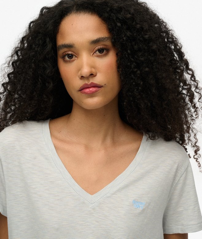 T-shirt με V-neck και κεντημένο σχέδιο T-shirt με V-neck και κεντημένο σχέδιο